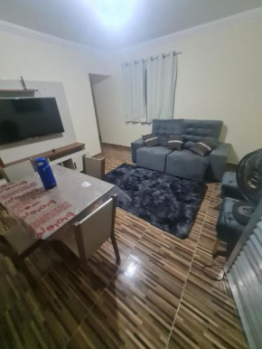 Casa mobiliada para descanso e com piscina para o lazer há 5 min do aeroporto, piscina compartilhada caso tenha mais hóspedes nas outras duas casas